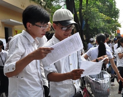 Thí sinh trao đổi đáp án sau khi ra khỏi phòng thi. (Ảnh: Đức Văn - Thanh Tùng)