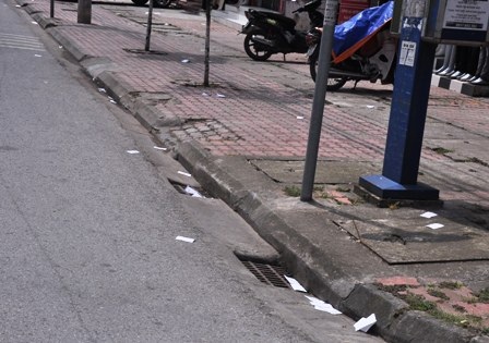 Phao thi xuất hiện tại địa điểm thi trường Chuyên - 10 Phao thi nằm la liệt ở đường phố.