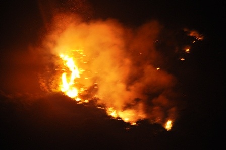 Đám cháy ngày càng lan rộng sang các khu vực xung quanh.