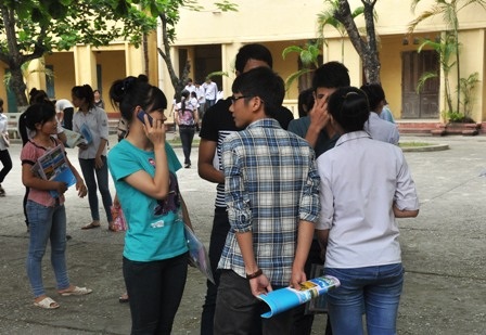 Kết thúc giờ thi, nhưng một số thí sinh vẫn nán lại để bàn luận đáp án (ảnh Đức Văn)