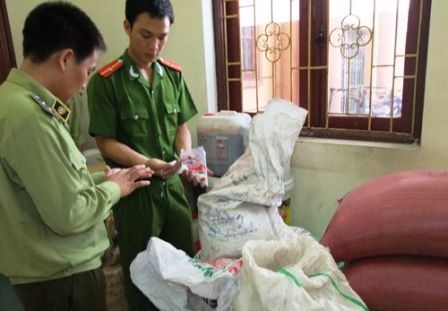 Trộn phụ gia vani, đường phèn trong pha chế cà phê - 1 Lực lượng chức năng kiểm tra số tang vật thu giữ tại cơ sở nói trên.