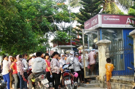 Bi hài chuyện lĩnh lương qua thẻ ATM - 1 Những ngày nhận lương qua thẻ ATM đối với công nhân là những ngày vô cùng vất vả.