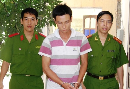 Bắt 2 đối tượng đột nhập nhà công an cướp 5,1 cây vàng - 1 Đối tượng Vũ Đức Toàn bị bắt giữ.