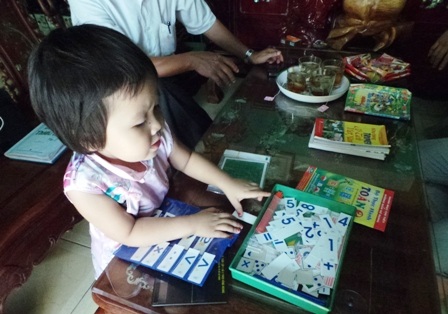 4 tuổi, bé Đặng Thị Quỳnh Anh đã làm được các phép tính cơ bản.