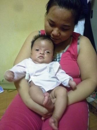 Vợ chồng chị Ny lo lắng vì không biết làm cách nào để chạy chữa cho con.