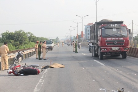 Hiện trường vụ tai nạn khiến một người chết thảm.