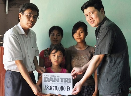 Đại diện chính quyền địa phương trao qu