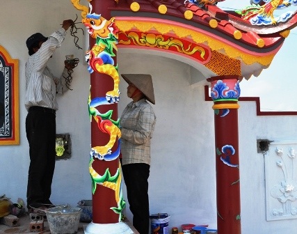  Mặc dù bộ móng tay rất dài, nhưng vẫn không làm ảnh hưởng đến những nét vẽ của ông.