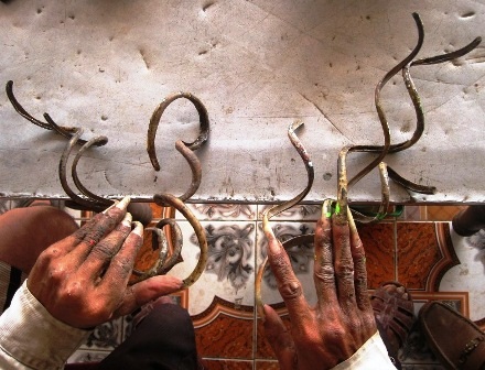  Cận cảnh bộ móng tay dài “đặc biệt” của ông Huyền.