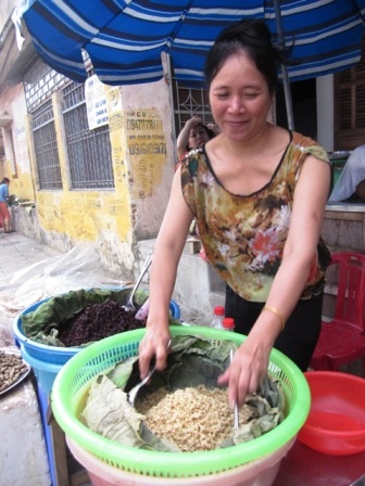 Đổ xô đi mua bánh tro cúng Tết Đoan Ngọ - 13 Chè nếp cẩm và nếp cái hoa vàng là món ăn truyền thống trong ngày “giết sâu bọ”.
