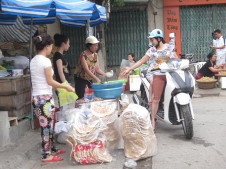 Đổ xô đi mua bánh tro cúng Tết Đoan Ngọ - 14 Bánh đa cũng rất đắt hàng.