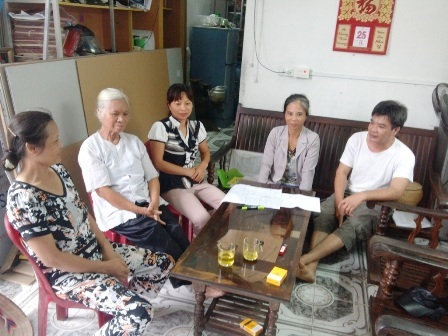 Cho giáo viên nghỉ việc để giải phóng mặt bằng - 1 Những hộ dân xóm 4, xã Hải Phương đang trình bày về vụ việc.