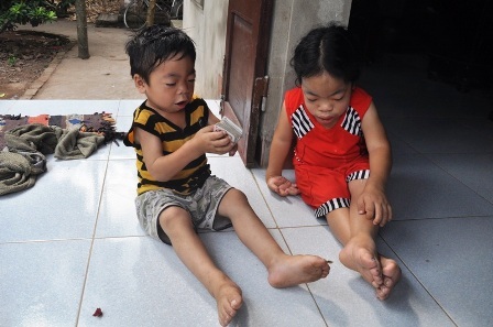  Hàng ngày hai chị em Loan và Duy quanh quẩn chơi với nhau.