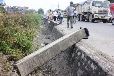 Một đoạn gờ phân cách giữa đường bộ và đường sắt bị xe húc.