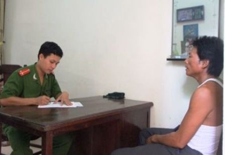 Vụ hỗn chiến trên sông khiến 3 người tử vong: Bắt khẩn cấp 7 đối tượng - 2 Cơ quan điều tra lấy lời khai các đối tượng.