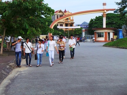 Các thí sinh đến làm thủ tục dự thi tại trường Đại học Hồng Đức. (Ảnh: Duy Tuyên)