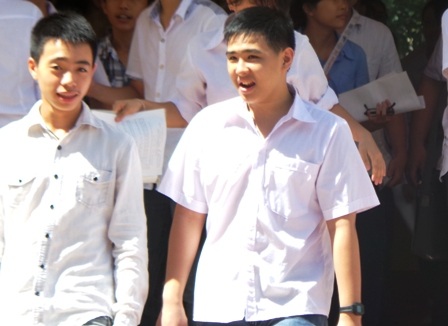 Nhiều thí sinh rời phòng thi với tâm trạng khá thoải mái.