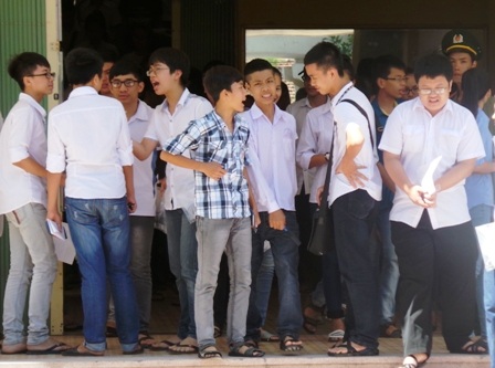 Các thí sinh kết thúc môn thi đầu tiên.