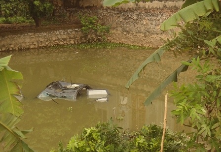 Hiện trường ô tô lao xuống ao.