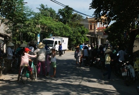 Rất đông người dân tập trung ch