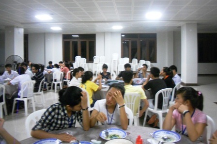 Bữa cơm của các thí sinh được chuẩn bị chu đáo.