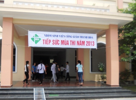 Chương trình tiếp sức mùa thi của nhóm sinh viên công giáo Thanh Hóa.