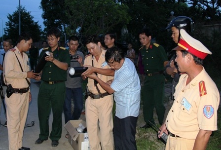 Các lực lượng chức năng tiến hành thử nghiệm ống phóng bùi nhùi kiểu mới.