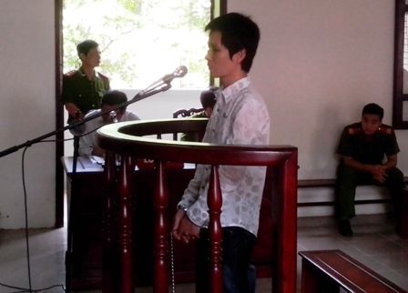 Vác dao chém chết bạn trên bàn nhậu - 1 Bị cáo Lê Quang Cương trước vành móng ngựa