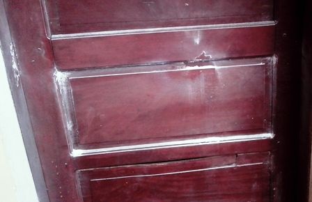 Bột “lạ” xuất hiện trước phòng Bí thư Huyện ủy - 2 Bột trắng dính trên cánh cửa phòng Bí thư Huyện ủy.
