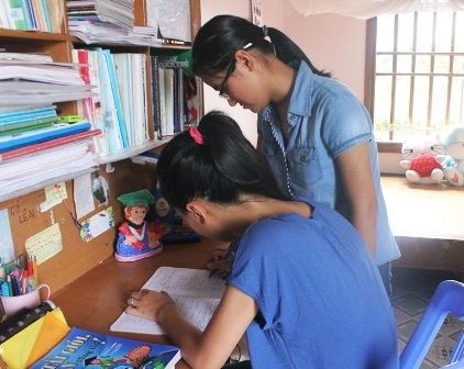 Lúc rảnh rỗi, Hồng Hải chỉ bảo em gái học bài.