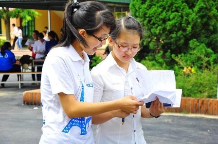 Thí sinh xem lại đề thi sau khi kết thúc buổi thi