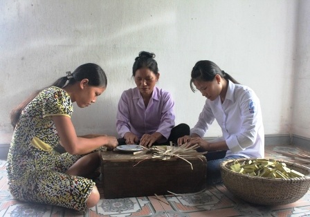 Mỗi khi hết vụ mùa, Tâm còn tranh thủ phụ giúp mẹ làm đồ hàng mã.