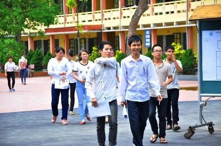 Các thí sinh thoải mái rời điểm thi tại Thái Bình. (Ảnh: Đức Văn)