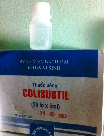 Lọ thuốc chứa vật thể lạ.