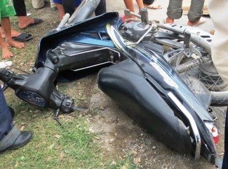 Chiếc xe máy hư hỏng phần đuôi xe.