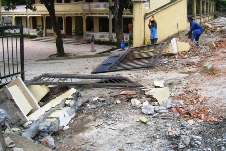 Sập cổng trường tiểu học, 4 người chết, 1 người bị thương - 1 Hiện trường vụ tai nạn.