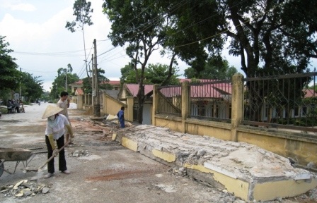 Sập cổng trường tiểu học, 4 người chết, 1 người bị thương - 2 Khối bê tông đổ sập đè bẹp cabin xe tải.