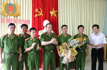 Giết người rồi trốn ra nước ngoài - 2 Thưởng nóng cho tổ công tác với thành tích của mình.