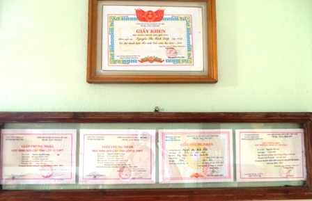 Thành tích của cô học trò quê là niềm tự hào của bố mẹ, thầy cô và bạn bè.