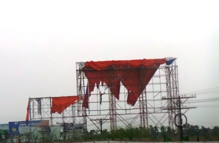 Hàng loạt tấm biển quảng cáo bị xé tung.