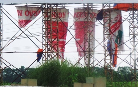 Hàng loạt tấm biển quảng cáo bị xé tung.