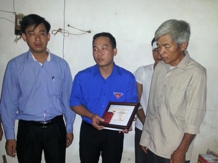 “Hiệp sĩ” nhường áo phao được truy tặng huy hiệu “Tuổi trẻ dũng cảm” - 1 Danh hiệu cao quý trên là niềm động viên, an ủi với những người thân của anh Hiệp.