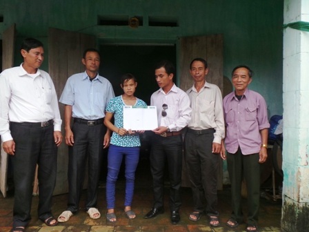 PV Dân trí cùng đại diện chính quyền địa phương trao quà bạn đọc ủng hộ tới chị Thảo.