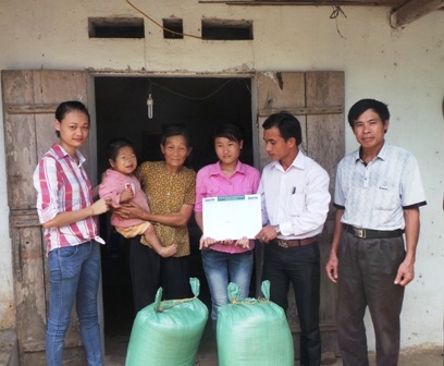 PV Dân trí cùng đại diện chính quyền địa phương trao quà tới gia đình em Trang.