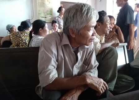 Xót thương “hiệp sĩ” nhường áo phao, cứu 4 người gặp nạn - 3 Ông Trọng thẫn thờ khi nghĩ về con trai của mình.