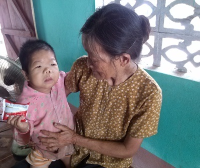 Quỹ Nhân ái hỗ trợ 5 triệu đồng, 100kg gạo tới cô bé lớp 10 học giỏi trong cảnh nghèo khó - 2 Đã 20 tuổi nhưng Xuân vẫn được bà bế như một đứa trẻ.