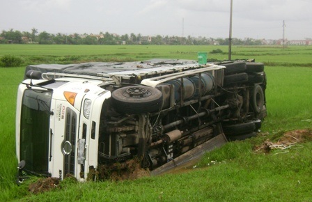 Chiếc xe tải nằm gọn dưới ruộng.