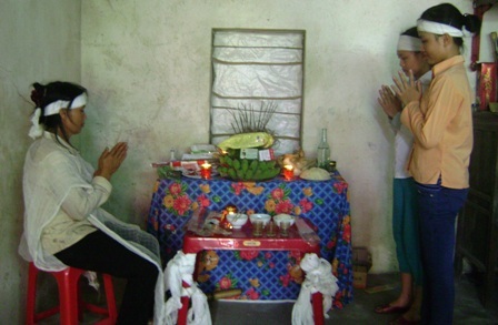  Hai cô con gái anh Hữu đòi nghỉ học để ở nhà đi làm thuê giúp mẹ.