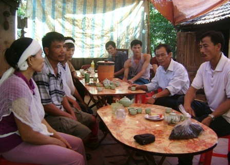 Hàng xóm láng giềng đến chia buồn cùng gia đình nạn nhân.