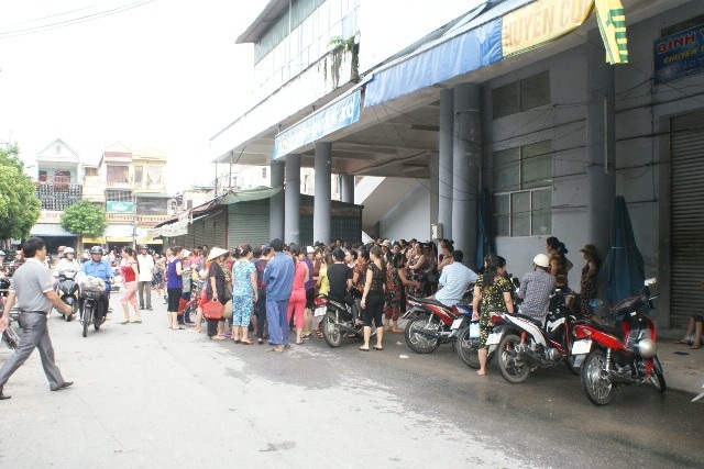 Hàng trăm tiểu thương tập trung trước cửa chợ.